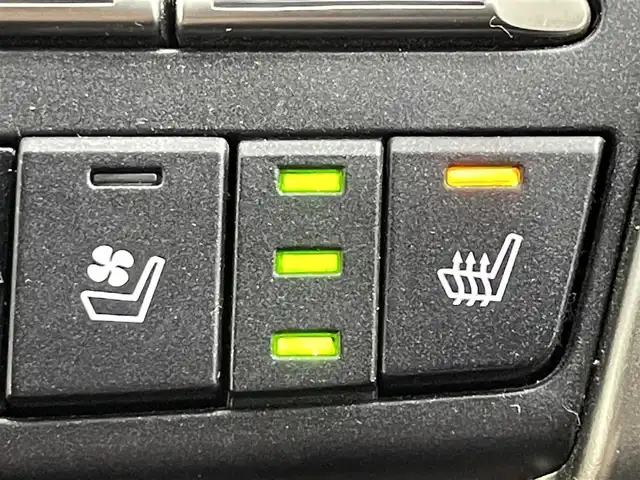 レクサス ＮＸ 300h Fスポーツ 道央・札幌 2019(令1)年 5.8万km ホワイトノーヴァガラスフレーク ・ワンオーナー/・サンルーフ/・４WD/・純正メモリーナビゲーション/　CD/DVD/フルセグ/SD/USB/AUX/Miracast/・全方位カメラ/・ビルトインETC2.0/・純正前方録画ドライブレコーダー/・１００V充電/・パワーバックドア/・PCS/・BSM/・PKSA/・PKSB/・RSA/・HUD/・横滑り防止装置/・LKA/・レザーシート/・前席シートヒーター/エアシート/・ステアリングヒーター/・電動格納リアシート/・LEDヘッドライト/・オートライト/・オートマチックハイビーム/・フロントフォグランプ/・前後コーナーセンサー/・レーダークルーズコントロール/・純正フロアマット/・純正AW18インチ/・スマートキー/・プッシュスタート/・MTモード付AT