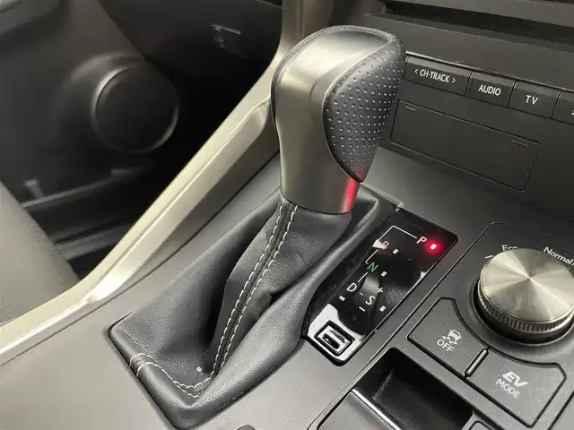 レクサス ＮＸ 300h Fスポーツ 道央・札幌 2019(令1)年 5.8万km ホワイトノーヴァガラスフレーク ・ワンオーナー/・サンルーフ/・４WD/・純正メモリーナビゲーション/　CD/DVD/フルセグ/SD/USB/AUX/Miracast/・全方位カメラ/・ビルトインETC2.0/・純正前方録画ドライブレコーダー/・１００V充電/・パワーバックドア/・PCS/・BSM/・PKSA/・PKSB/・RSA/・HUD/・横滑り防止装置/・LKA/・レザーシート/・前席シートヒーター/エアシート/・ステアリングヒーター/・電動格納リアシート/・LEDヘッドライト/・オートライト/・オートマチックハイビーム/・フロントフォグランプ/・前後コーナーセンサー/・レーダークルーズコントロール/・純正フロアマット/・純正AW18インチ/・スマートキー/・プッシュスタート/・MTモード付AT