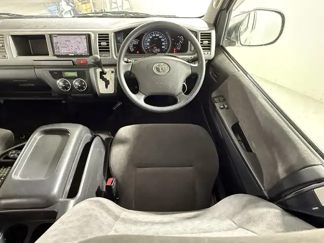 トヨタ ハイエース GL 佐賀県 2010(平22)年 4.5万km ホワイト ワンオーナー車/キャンピング仕様車/ベットキット/テーブル/家庭用テレビ/社外コンバーター/AC100V電源/カーテン/社外7インチナビ/フルセグテレビ/ETC/保証書/取扱説明書