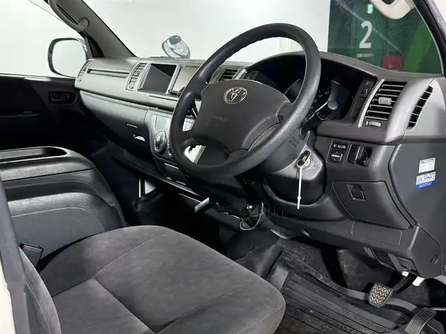 トヨタ ハイエース GL 佐賀県 2010(平22)年 4.5万km ホワイト ワンオーナー車/キャンピング仕様車/ベットキット/テーブル/家庭用テレビ/社外コンバーター/AC100V電源/カーテン/社外7インチナビ/フルセグテレビ/ETC/保証書/取扱説明書