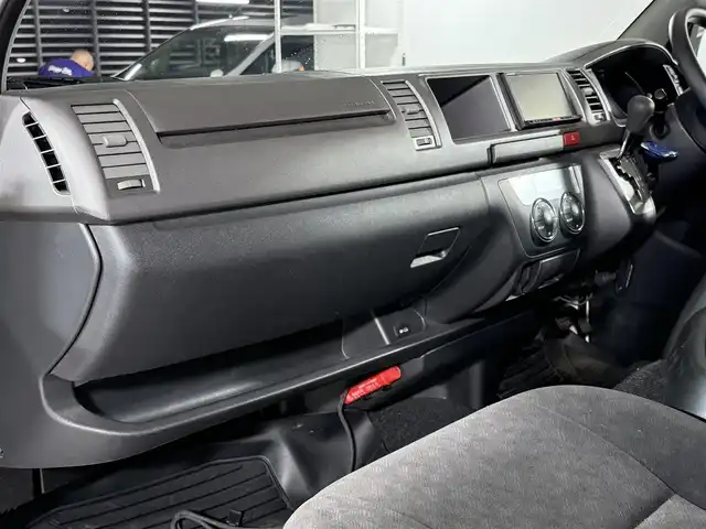 トヨタ ハイエース GL 佐賀県 2010(平22)年 4.5万km ホワイト ワンオーナー車/キャンピング仕様車/ベットキット/テーブル/家庭用テレビ/社外コンバーター/AC100V電源/カーテン/社外7インチナビ/フルセグテレビ/ETC/保証書/取扱説明書