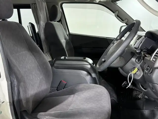 トヨタ ハイエース GL 佐賀県 2010(平22)年 4.5万km ホワイト ワンオーナー車/キャンピング仕様車/ベットキット/テーブル/家庭用テレビ/社外コンバーター/AC100V電源/カーテン/社外7インチナビ/フルセグテレビ/ETC/保証書/取扱説明書