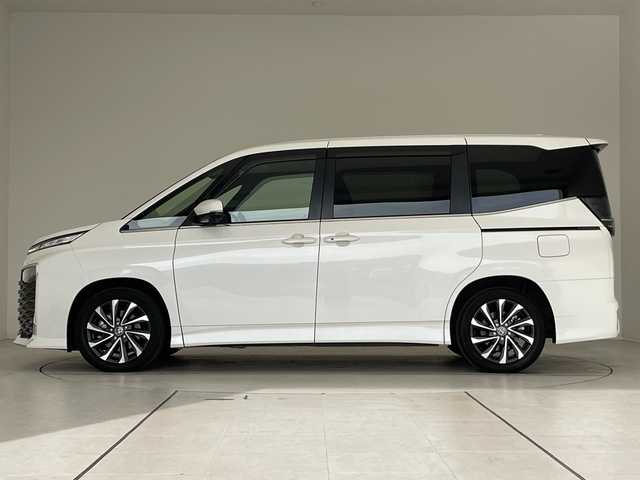 トヨタ ヴォクシー S－Z 愛知県 2022(令4)年 2.4万km ホワイトパールクリスタルシャイン 純正10.5型ディスプレイオーディオナビ/両側パワースライドドア/レーダークルーズコントロール/シートヒーター/バックカメラ/コーナーセンサー/純正アルミホイール/ETC2.0/LEDヘッドライト/インテリジェントミラー/リアオートエアコン/オートマチックハイビーム/ドライブレコーダー/衝突軽減システム/フルセグ/CD DVD/Bluetooth/ステアリングスイッチ/スマートキー/プッシュスタート