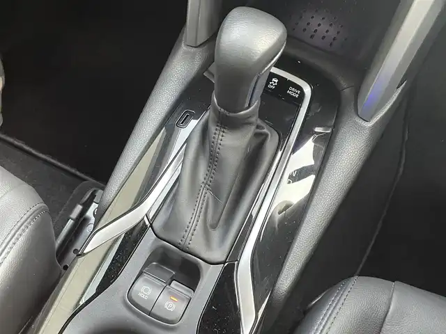 トヨタ カローラ クロス ハイブリッド Z 滋賀県 2023(令5)年 3.3万km アティチュードブラックマイカ 純正10インチディスプレイオーディオ/【Bluetooth/フルセグTV/USB】/ハーフレザーシート/全方位カメラ/追従クルーズコントロール/レーンキープアシスト/プリクラッシュセーフティ/クリアランスソナー/LEDヘッドライト/オートマチックハイビーム/パーキングアシスト/前後ドライブレコーダー/ビルトインETC2.0/D席パワーシート/D/Nシートヒーター/パワーバックドア/電動パーキングブレーキ/オートブレーキホールド/ステアリングヒーター/プッシュスタート/スマートキー/ステアリングリモコン/純正フロアマット