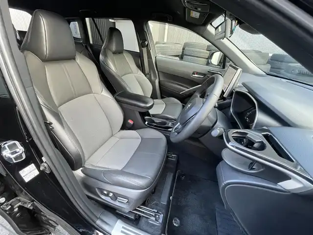 トヨタ カローラ クロス ハイブリッド Z 滋賀県 2023(令5)年 3.3万km アティチュードブラックマイカ 純正10インチディスプレイオーディオ/【Bluetooth/フルセグTV/USB】/ハーフレザーシート/全方位カメラ/追従クルーズコントロール/レーンキープアシスト/プリクラッシュセーフティ/クリアランスソナー/LEDヘッドライト/オートマチックハイビーム/パーキングアシスト/前後ドライブレコーダー/ビルトインETC2.0/D席パワーシート/D/Nシートヒーター/パワーバックドア/電動パーキングブレーキ/オートブレーキホールド/ステアリングヒーター/プッシュスタート/スマートキー/ステアリングリモコン/純正フロアマット