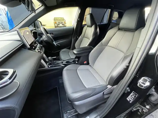 トヨタ カローラ クロス ハイブリッド Z 滋賀県 2023(令5)年 3.3万km アティチュードブラックマイカ 純正10インチディスプレイオーディオ/【Bluetooth/フルセグTV/USB】/ハーフレザーシート/全方位カメラ/追従クルーズコントロール/レーンキープアシスト/プリクラッシュセーフティ/クリアランスソナー/LEDヘッドライト/オートマチックハイビーム/パーキングアシスト/前後ドライブレコーダー/ビルトインETC2.0/D席パワーシート/D/Nシートヒーター/パワーバックドア/電動パーキングブレーキ/オートブレーキホールド/ステアリングヒーター/プッシュスタート/スマートキー/ステアリングリモコン/純正フロアマット