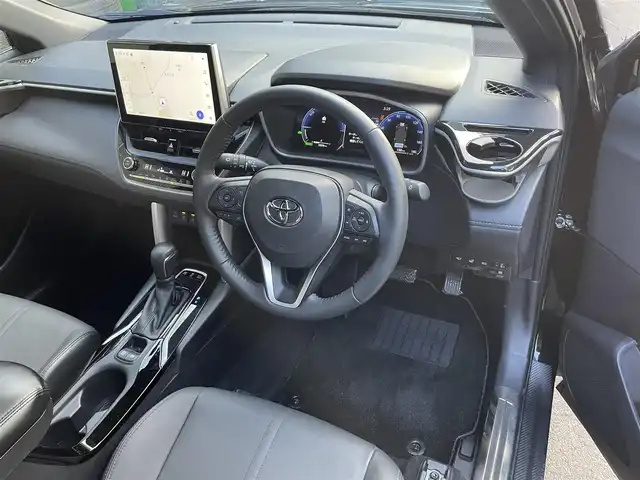 トヨタ カローラ クロス ハイブリッド Z 滋賀県 2023(令5)年 3.3万km アティチュードブラックマイカ 純正10インチディスプレイオーディオ/【Bluetooth/フルセグTV/USB】/ハーフレザーシート/全方位カメラ/追従クルーズコントロール/レーンキープアシスト/プリクラッシュセーフティ/クリアランスソナー/LEDヘッドライト/オートマチックハイビーム/パーキングアシスト/前後ドライブレコーダー/ビルトインETC2.0/D席パワーシート/D/Nシートヒーター/パワーバックドア/電動パーキングブレーキ/オートブレーキホールド/ステアリングヒーター/プッシュスタート/スマートキー/ステアリングリモコン/純正フロアマット