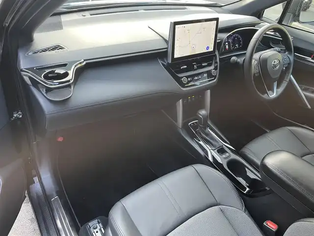 トヨタ カローラ クロス ハイブリッド Z 滋賀県 2023(令5)年 3.3万km アティチュードブラックマイカ 純正10インチディスプレイオーディオ/【Bluetooth/フルセグTV/USB】/ハーフレザーシート/全方位カメラ/追従クルーズコントロール/レーンキープアシスト/プリクラッシュセーフティ/クリアランスソナー/LEDヘッドライト/オートマチックハイビーム/パーキングアシスト/前後ドライブレコーダー/ビルトインETC2.0/D席パワーシート/D/Nシートヒーター/パワーバックドア/電動パーキングブレーキ/オートブレーキホールド/ステアリングヒーター/プッシュスタート/スマートキー/ステアリングリモコン/純正フロアマット