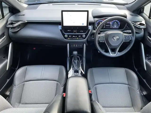 トヨタ カローラ クロス ハイブリッド Z 滋賀県 2023(令5)年 3.3万km アティチュードブラックマイカ 純正10インチディスプレイオーディオ/【Bluetooth/フルセグTV/USB】/ハーフレザーシート/全方位カメラ/追従クルーズコントロール/レーンキープアシスト/プリクラッシュセーフティ/クリアランスソナー/LEDヘッドライト/オートマチックハイビーム/パーキングアシスト/前後ドライブレコーダー/ビルトインETC2.0/D席パワーシート/D/Nシートヒーター/パワーバックドア/電動パーキングブレーキ/オートブレーキホールド/ステアリングヒーター/プッシュスタート/スマートキー/ステアリングリモコン/純正フロアマット