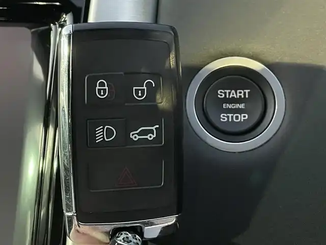 ランドローバー ランドローバー ディスカバリー HSE 静岡県 2020(令2)年 3.9万km サントリーニブラック サンルーフ/黒革/セレクトパック1/・5+2シート/・フロントシートヒーター/・ヒーテッドフロントスクリーン/・プライバシーガラス/・ACC/・自動緊急ブレーキ/・ドライブパック/・レーンデパーチャーワーニング/・デジタルTVチューナー/ブラックデザインパック/MERIDIANスピーカー/純正ナビ/(Bluetooth/AppleCarPlay/CD/USB/フルセグ)/メモリー付パワーシート/BSM/HDC/ESC/電動リアゲート/360°カメラ/LEDライト/ETC2.0/ボディーカラー(サントリーニブラックメタリック)