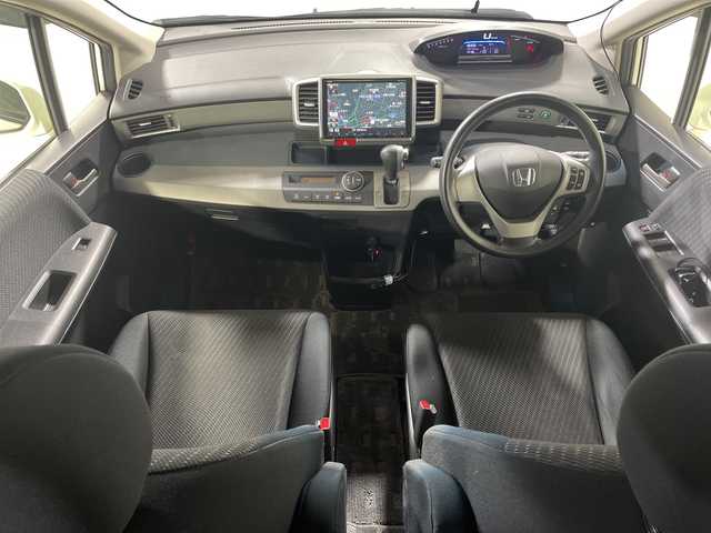 ホンダ フリード ハイブリット 神奈川県 2013(平25)年 3.2万km プレミアムホワイトパール 純正9インチナビ【VXM-135VFN】/AM　FM　DVD　CD　Bluetooth/片側パワースライドドア/バックカメラ/クルーズコントロール/ETC/スマートキー×2/純正フロアマット/保証書/取扱説明書/前後ドライブレコーダー/ディスチャージヘッドライト/フォグランプ/電動格納ミラー/VSA