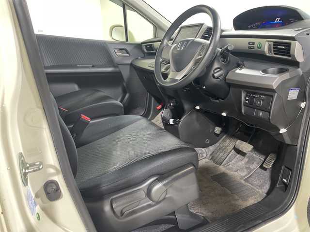 ホンダ フリード ハイブリット 神奈川県 2013(平25)年 3.2万km プレミアムホワイトパール 純正9インチナビ【VXM-135VFN】/AM　FM　DVD　CD　Bluetooth/片側パワースライドドア/バックカメラ/クルーズコントロール/ETC/スマートキー×2/純正フロアマット/保証書/取扱説明書/前後ドライブレコーダー/ディスチャージヘッドライト/フォグランプ/電動格納ミラー/VSA