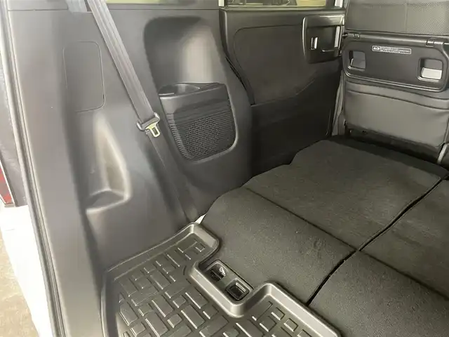 ホンダ Ｎ ＢＯＸ カスタム L ターボ スタイル+ブラック 三重県 2022(令4)年 5万km プラチナホワイトパール ガソリンターボ/FF/MTモード付インパネCVT/純正 8インチナビ VXU-227NBi/（CD/DVD/RADIO/TV/SD/MUSIC RACK/HDMI/Bluetooth/USB/iPod/CarPlay/後席会話機能）/バックカメラ/両側パワースライドドア/ドライブレコーダー 前後/ETC/Honda SENSING/・衝突軽減ブレーキ［CMBS］/・車線維持支援システム［LKAS］/・路外逸脱抑制機能/・アダプティブクルーズコントロール［ACC］/・標識認識機能/・先行車発進お知らせ機能/・パーキングセンサーシステム/装備/・ハーフレザーシート/・シートヒーター（D/N）/・オートエアコン/・オートライト/・LED ヘッドランプ＋フロントフォグランプ/・電子制御パーキングブレーキ/・ブレーキホールド機能/・リヤドアロールサンシェード/・後席ダイブダウン＆チップアップ/・パドルシフト/・充電用USBジャックx2＋入力対応USBジャックx1/・純正 ラバーフロアマット/・プッシュスタート/・保/・予備スマートキーx1