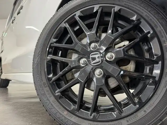 ホンダ Ｎ ＢＯＸ カスタム L ターボ スタイル+ブラック 三重県 2022(令4)年 5万km プラチナホワイトパール ガソリンターボ/FF/MTモード付インパネCVT/純正 8インチナビ VXU-227NBi/（CD/DVD/RADIO/TV/SD/MUSIC RACK/HDMI/Bluetooth/USB/iPod/CarPlay/後席会話機能）/バックカメラ/両側パワースライドドア/ドライブレコーダー 前後/ETC/Honda SENSING/・衝突軽減ブレーキ［CMBS］/・車線維持支援システム［LKAS］/・路外逸脱抑制機能/・アダプティブクルーズコントロール［ACC］/・標識認識機能/・先行車発進お知らせ機能/・パーキングセンサーシステム/装備/・ハーフレザーシート/・シートヒーター（D/N）/・オートエアコン/・オートライト/・LED ヘッドランプ＋フロントフォグランプ/・電子制御パーキングブレーキ/・ブレーキホールド機能/・リヤドアロールサンシェード/・後席ダイブダウン＆チップアップ/・パドルシフト/・充電用USBジャックx2＋入力対応USBジャックx1/・純正 ラバーフロアマット/・プッシュスタート/・保/・予備スマートキーx1