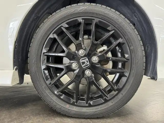 ホンダ Ｎ ＢＯＸ カスタム L ターボ スタイル+ブラック 三重県 2022(令4)年 5万km プラチナホワイトパール ガソリンターボ/FF/MTモード付インパネCVT/純正 8インチナビ VXU-227NBi/（CD/DVD/RADIO/TV/SD/MUSIC RACK/HDMI/Bluetooth/USB/iPod/CarPlay/後席会話機能）/バックカメラ/両側パワースライドドア/ドライブレコーダー 前後/ETC/Honda SENSING/・衝突軽減ブレーキ［CMBS］/・車線維持支援システム［LKAS］/・路外逸脱抑制機能/・アダプティブクルーズコントロール［ACC］/・標識認識機能/・先行車発進お知らせ機能/・パーキングセンサーシステム/装備/・ハーフレザーシート/・シートヒーター（D/N）/・オートエアコン/・オートライト/・LED ヘッドランプ＋フロントフォグランプ/・電子制御パーキングブレーキ/・ブレーキホールド機能/・リヤドアロールサンシェード/・後席ダイブダウン＆チップアップ/・パドルシフト/・充電用USBジャックx2＋入力対応USBジャックx1/・純正 ラバーフロアマット/・プッシュスタート/・保/・予備スマートキーx1