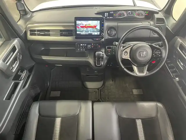 ホンダ Ｎ ＢＯＸ カスタム L ターボ スタイル+ブラック 三重県 2022(令4)年 5万km プラチナホワイトパール ガソリンターボ/FF/MTモード付インパネCVT/純正 8インチナビ VXU-227NBi/（CD/DVD/RADIO/TV/SD/MUSIC RACK/HDMI/Bluetooth/USB/iPod/CarPlay/後席会話機能）/バックカメラ/両側パワースライドドア/ドライブレコーダー 前後/ETC/Honda SENSING/・衝突軽減ブレーキ［CMBS］/・車線維持支援システム［LKAS］/・路外逸脱抑制機能/・アダプティブクルーズコントロール［ACC］/・標識認識機能/・先行車発進お知らせ機能/・パーキングセンサーシステム/装備/・ハーフレザーシート/・シートヒーター（D/N）/・オートエアコン/・オートライト/・LED ヘッドランプ＋フロントフォグランプ/・電子制御パーキングブレーキ/・ブレーキホールド機能/・リヤドアロールサンシェード/・後席ダイブダウン＆チップアップ/・パドルシフト/・充電用USBジャックx2＋入力対応USBジャックx1/・純正 ラバーフロアマット/・プッシュスタート/・保/・予備スマートキーx1
