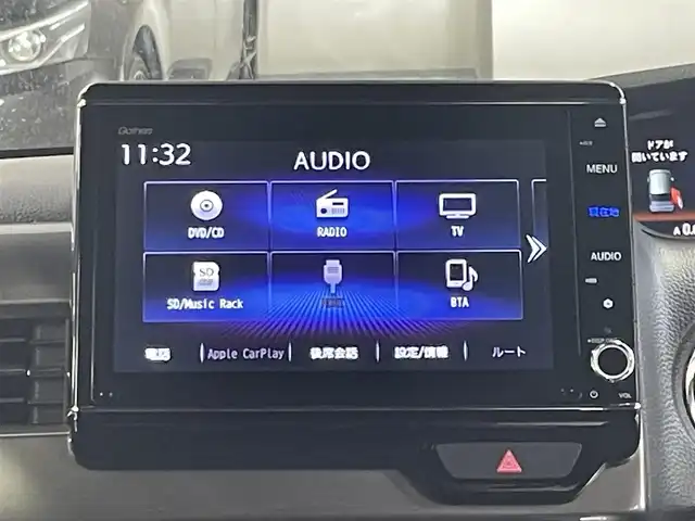 ホンダ Ｎ ＢＯＸ カスタム L ターボ スタイル+ブラック 三重県 2022(令4)年 5万km プラチナホワイトパール ガソリンターボ/FF/MTモード付インパネCVT/純正 8インチナビ VXU-227NBi/（CD/DVD/RADIO/TV/SD/MUSIC RACK/HDMI/Bluetooth/USB/iPod/CarPlay/後席会話機能）/バックカメラ/両側パワースライドドア/ドライブレコーダー 前後/ETC/Honda SENSING/・衝突軽減ブレーキ［CMBS］/・車線維持支援システム［LKAS］/・路外逸脱抑制機能/・アダプティブクルーズコントロール［ACC］/・標識認識機能/・先行車発進お知らせ機能/・パーキングセンサーシステム/装備/・ハーフレザーシート/・シートヒーター（D/N）/・オートエアコン/・オートライト/・LED ヘッドランプ＋フロントフォグランプ/・電子制御パーキングブレーキ/・ブレーキホールド機能/・リヤドアロールサンシェード/・後席ダイブダウン＆チップアップ/・パドルシフト/・充電用USBジャックx2＋入力対応USBジャックx1/・純正 ラバーフロアマット/・プッシュスタート/・保/・予備スマートキーx1