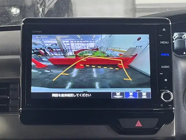 ホンダ Ｎ ＢＯＸ カスタム L ターボ スタイル+ブラック 三重県 2022(令4)年 5万km プラチナホワイトパール ガソリンターボ/FF/MTモード付インパネCVT/純正 8インチナビ VXU-227NBi/（CD/DVD/RADIO/TV/SD/MUSIC RACK/HDMI/Bluetooth/USB/iPod/CarPlay/後席会話機能）/バックカメラ/両側パワースライドドア/ドライブレコーダー 前後/ETC/Honda SENSING/・衝突軽減ブレーキ［CMBS］/・車線維持支援システム［LKAS］/・路外逸脱抑制機能/・アダプティブクルーズコントロール［ACC］/・標識認識機能/・先行車発進お知らせ機能/・パーキングセンサーシステム/装備/・ハーフレザーシート/・シートヒーター（D/N）/・オートエアコン/・オートライト/・LED ヘッドランプ＋フロントフォグランプ/・電子制御パーキングブレーキ/・ブレーキホールド機能/・リヤドアロールサンシェード/・後席ダイブダウン＆チップアップ/・パドルシフト/・充電用USBジャックx2＋入力対応USBジャックx1/・純正 ラバーフロアマット/・プッシュスタート/・保/・予備スマートキーx1