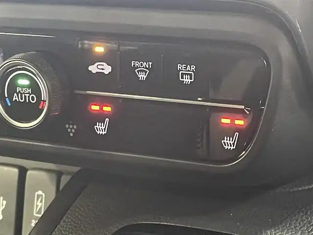 ホンダ Ｎ ＢＯＸ カスタム L ターボ スタイル+ブラック 三重県 2022(令4)年 5万km プラチナホワイトパール ガソリンターボ/FF/MTモード付インパネCVT/純正 8インチナビ VXU-227NBi/（CD/DVD/RADIO/TV/SD/MUSIC RACK/HDMI/Bluetooth/USB/iPod/CarPlay/後席会話機能）/バックカメラ/両側パワースライドドア/ドライブレコーダー 前後/ETC/Honda SENSING/・衝突軽減ブレーキ［CMBS］/・車線維持支援システム［LKAS］/・路外逸脱抑制機能/・アダプティブクルーズコントロール［ACC］/・標識認識機能/・先行車発進お知らせ機能/・パーキングセンサーシステム/装備/・ハーフレザーシート/・シートヒーター（D/N）/・オートエアコン/・オートライト/・LED ヘッドランプ＋フロントフォグランプ/・電子制御パーキングブレーキ/・ブレーキホールド機能/・リヤドアロールサンシェード/・後席ダイブダウン＆チップアップ/・パドルシフト/・充電用USBジャックx2＋入力対応USBジャックx1/・純正 ラバーフロアマット/・プッシュスタート/・保/・予備スマートキーx1