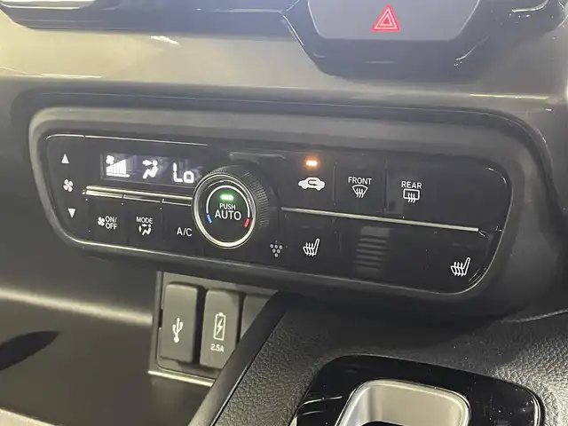 ホンダ Ｎ ＢＯＸ カスタム L ターボ スタイル+ブラック 三重県 2022(令4)年 5万km プラチナホワイトパール ガソリンターボ/FF/MTモード付インパネCVT/純正 8インチナビ VXU-227NBi/（CD/DVD/RADIO/TV/SD/MUSIC RACK/HDMI/Bluetooth/USB/iPod/CarPlay/後席会話機能）/バックカメラ/両側パワースライドドア/ドライブレコーダー 前後/ETC/Honda SENSING/・衝突軽減ブレーキ［CMBS］/・車線維持支援システム［LKAS］/・路外逸脱抑制機能/・アダプティブクルーズコントロール［ACC］/・標識認識機能/・先行車発進お知らせ機能/・パーキングセンサーシステム/装備/・ハーフレザーシート/・シートヒーター（D/N）/・オートエアコン/・オートライト/・LED ヘッドランプ＋フロントフォグランプ/・電子制御パーキングブレーキ/・ブレーキホールド機能/・リヤドアロールサンシェード/・後席ダイブダウン＆チップアップ/・パドルシフト/・充電用USBジャックx2＋入力対応USBジャックx1/・純正 ラバーフロアマット/・プッシュスタート/・保/・予備スマートキーx1
