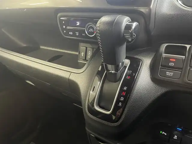 ホンダ Ｎ ＢＯＸ カスタム L ターボ スタイル+ブラック 三重県 2022(令4)年 5万km プラチナホワイトパール ガソリンターボ/FF/MTモード付インパネCVT/純正 8インチナビ VXU-227NBi/（CD/DVD/RADIO/TV/SD/MUSIC RACK/HDMI/Bluetooth/USB/iPod/CarPlay/後席会話機能）/バックカメラ/両側パワースライドドア/ドライブレコーダー 前後/ETC/Honda SENSING/・衝突軽減ブレーキ［CMBS］/・車線維持支援システム［LKAS］/・路外逸脱抑制機能/・アダプティブクルーズコントロール［ACC］/・標識認識機能/・先行車発進お知らせ機能/・パーキングセンサーシステム/装備/・ハーフレザーシート/・シートヒーター（D/N）/・オートエアコン/・オートライト/・LED ヘッドランプ＋フロントフォグランプ/・電子制御パーキングブレーキ/・ブレーキホールド機能/・リヤドアロールサンシェード/・後席ダイブダウン＆チップアップ/・パドルシフト/・充電用USBジャックx2＋入力対応USBジャックx1/・純正 ラバーフロアマット/・プッシュスタート/・保/・予備スマートキーx1