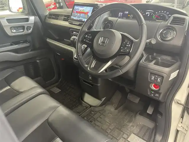 ホンダ Ｎ ＢＯＸ カスタム L ターボ スタイル+ブラック 三重県 2022(令4)年 5万km プラチナホワイトパール ガソリンターボ/FF/MTモード付インパネCVT/純正 8インチナビ VXU-227NBi/（CD/DVD/RADIO/TV/SD/MUSIC RACK/HDMI/Bluetooth/USB/iPod/CarPlay/後席会話機能）/バックカメラ/両側パワースライドドア/ドライブレコーダー 前後/ETC/Honda SENSING/・衝突軽減ブレーキ［CMBS］/・車線維持支援システム［LKAS］/・路外逸脱抑制機能/・アダプティブクルーズコントロール［ACC］/・標識認識機能/・先行車発進お知らせ機能/・パーキングセンサーシステム/装備/・ハーフレザーシート/・シートヒーター（D/N）/・オートエアコン/・オートライト/・LED ヘッドランプ＋フロントフォグランプ/・電子制御パーキングブレーキ/・ブレーキホールド機能/・リヤドアロールサンシェード/・後席ダイブダウン＆チップアップ/・パドルシフト/・充電用USBジャックx2＋入力対応USBジャックx1/・純正 ラバーフロアマット/・プッシュスタート/・保/・予備スマートキーx1