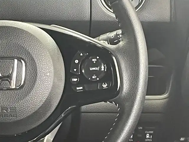 ホンダ Ｎ ＢＯＸ カスタム L ターボ スタイル+ブラック 三重県 2022(令4)年 5万km プラチナホワイトパール ガソリンターボ/FF/MTモード付インパネCVT/純正 8インチナビ VXU-227NBi/（CD/DVD/RADIO/TV/SD/MUSIC RACK/HDMI/Bluetooth/USB/iPod/CarPlay/後席会話機能）/バックカメラ/両側パワースライドドア/ドライブレコーダー 前後/ETC/Honda SENSING/・衝突軽減ブレーキ［CMBS］/・車線維持支援システム［LKAS］/・路外逸脱抑制機能/・アダプティブクルーズコントロール［ACC］/・標識認識機能/・先行車発進お知らせ機能/・パーキングセンサーシステム/装備/・ハーフレザーシート/・シートヒーター（D/N）/・オートエアコン/・オートライト/・LED ヘッドランプ＋フロントフォグランプ/・電子制御パーキングブレーキ/・ブレーキホールド機能/・リヤドアロールサンシェード/・後席ダイブダウン＆チップアップ/・パドルシフト/・充電用USBジャックx2＋入力対応USBジャックx1/・純正 ラバーフロアマット/・プッシュスタート/・保/・予備スマートキーx1