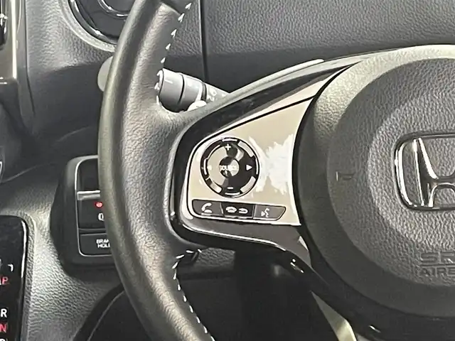 ホンダ Ｎ ＢＯＸ カスタム L ターボ スタイル+ブラック 三重県 2022(令4)年 5万km プラチナホワイトパール ガソリンターボ/FF/MTモード付インパネCVT/純正 8インチナビ VXU-227NBi/（CD/DVD/RADIO/TV/SD/MUSIC RACK/HDMI/Bluetooth/USB/iPod/CarPlay/後席会話機能）/バックカメラ/両側パワースライドドア/ドライブレコーダー 前後/ETC/Honda SENSING/・衝突軽減ブレーキ［CMBS］/・車線維持支援システム［LKAS］/・路外逸脱抑制機能/・アダプティブクルーズコントロール［ACC］/・標識認識機能/・先行車発進お知らせ機能/・パーキングセンサーシステム/装備/・ハーフレザーシート/・シートヒーター（D/N）/・オートエアコン/・オートライト/・LED ヘッドランプ＋フロントフォグランプ/・電子制御パーキングブレーキ/・ブレーキホールド機能/・リヤドアロールサンシェード/・後席ダイブダウン＆チップアップ/・パドルシフト/・充電用USBジャックx2＋入力対応USBジャックx1/・純正 ラバーフロアマット/・プッシュスタート/・保/・予備スマートキーx1
