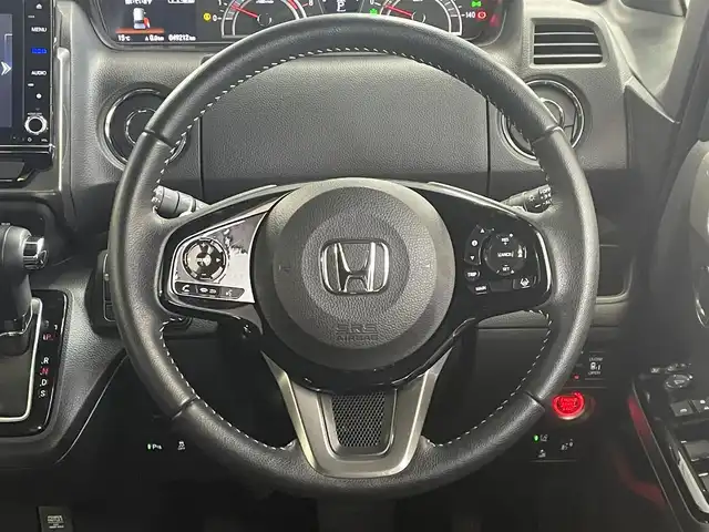 ホンダ Ｎ ＢＯＸ カスタム L ターボ スタイル+ブラック 三重県 2022(令4)年 5万km プラチナホワイトパール ガソリンターボ/FF/MTモード付インパネCVT/純正 8インチナビ VXU-227NBi/（CD/DVD/RADIO/TV/SD/MUSIC RACK/HDMI/Bluetooth/USB/iPod/CarPlay/後席会話機能）/バックカメラ/両側パワースライドドア/ドライブレコーダー 前後/ETC/Honda SENSING/・衝突軽減ブレーキ［CMBS］/・車線維持支援システム［LKAS］/・路外逸脱抑制機能/・アダプティブクルーズコントロール［ACC］/・標識認識機能/・先行車発進お知らせ機能/・パーキングセンサーシステム/装備/・ハーフレザーシート/・シートヒーター（D/N）/・オートエアコン/・オートライト/・LED ヘッドランプ＋フロントフォグランプ/・電子制御パーキングブレーキ/・ブレーキホールド機能/・リヤドアロールサンシェード/・後席ダイブダウン＆チップアップ/・パドルシフト/・充電用USBジャックx2＋入力対応USBジャックx1/・純正 ラバーフロアマット/・プッシュスタート/・保/・予備スマートキーx1