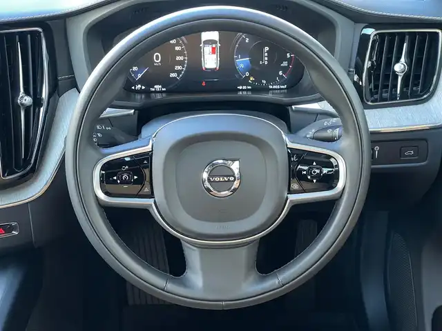 ボルボ ＸＣ６０ D4 AWD インスクリプション 山梨県 2019(令1)年 0.5万km クリスタルホワイトP 純正HDDナビ/　（フルセグTV/BT/AppleCarPlay/AndroidAuto）/360°カメラ/ベージュ革/シートヒーター/ベンチレーション/ステアリングヒーター/HUD/harman/kardon/LEDヘッドライト/ETC/純正19インチAW