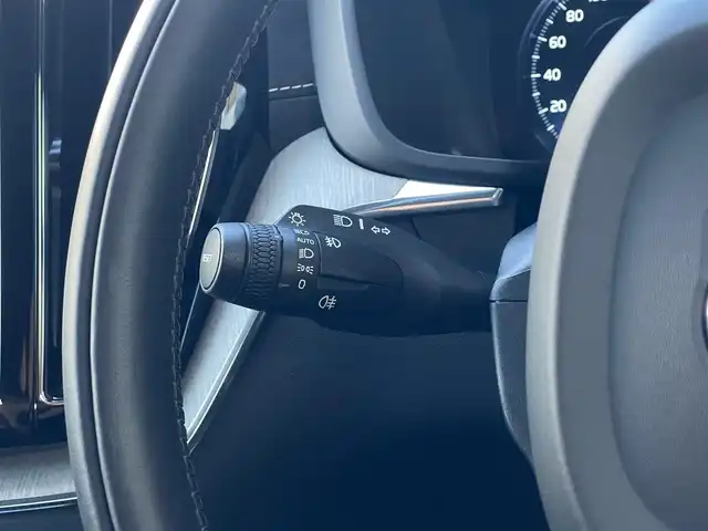 ボルボ ＸＣ６０ D4 AWD インスクリプション 山梨県 2019(令1)年 0.5万km クリスタルホワイトP 純正HDDナビ/　（フルセグTV/BT/AppleCarPlay/AndroidAuto）/360°カメラ/ベージュ革/シートヒーター/ベンチレーション/ステアリングヒーター/HUD/harman/kardon/LEDヘッドライト/ETC/純正19インチAW