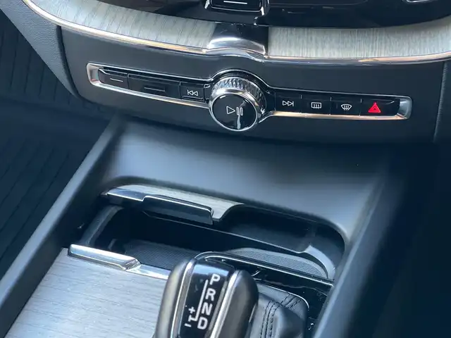 ボルボ ＸＣ６０ D4 AWD インスクリプション 山梨県 2019(令1)年 0.5万km クリスタルホワイトP 純正HDDナビ/　（フルセグTV/BT/AppleCarPlay/AndroidAuto）/360°カメラ/ベージュ革/シートヒーター/ベンチレーション/ステアリングヒーター/HUD/harman/kardon/LEDヘッドライト/ETC/純正19インチAW