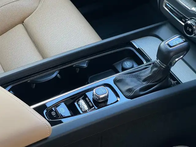 ボルボ ＸＣ６０ D4 AWD インスクリプション 山梨県 2019(令1)年 0.5万km クリスタルホワイトP 純正HDDナビ/　（フルセグTV/BT/AppleCarPlay/AndroidAuto）/360°カメラ/ベージュ革/シートヒーター/ベンチレーション/ステアリングヒーター/HUD/harman/kardon/LEDヘッドライト/ETC/純正19インチAW