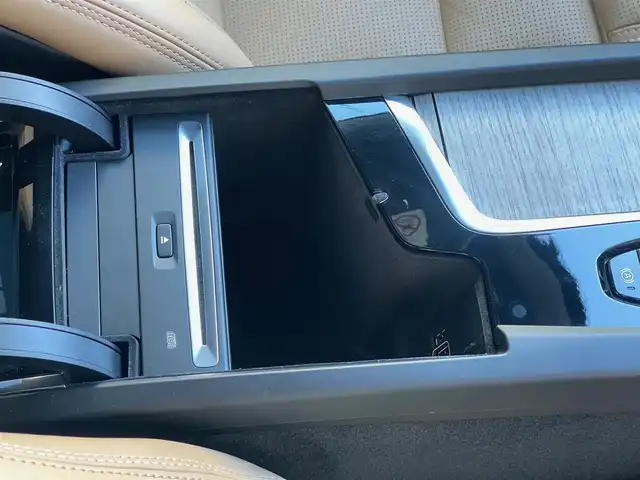 ボルボ ＸＣ６０ D4 AWD インスクリプション 山梨県 2019(令1)年 0.5万km クリスタルホワイトP 純正HDDナビ/　（フルセグTV/BT/AppleCarPlay/AndroidAuto）/360°カメラ/ベージュ革/シートヒーター/ベンチレーション/ステアリングヒーター/HUD/harman/kardon/LEDヘッドライト/ETC/純正19インチAW