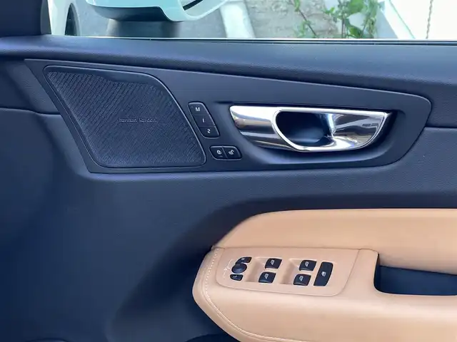 ボルボ ＸＣ６０ D4 AWD インスクリプション 山梨県 2019(令1)年 0.5万km クリスタルホワイトP 純正HDDナビ/　（フルセグTV/BT/AppleCarPlay/AndroidAuto）/360°カメラ/ベージュ革/シートヒーター/ベンチレーション/ステアリングヒーター/HUD/harman/kardon/LEDヘッドライト/ETC/純正19インチAW