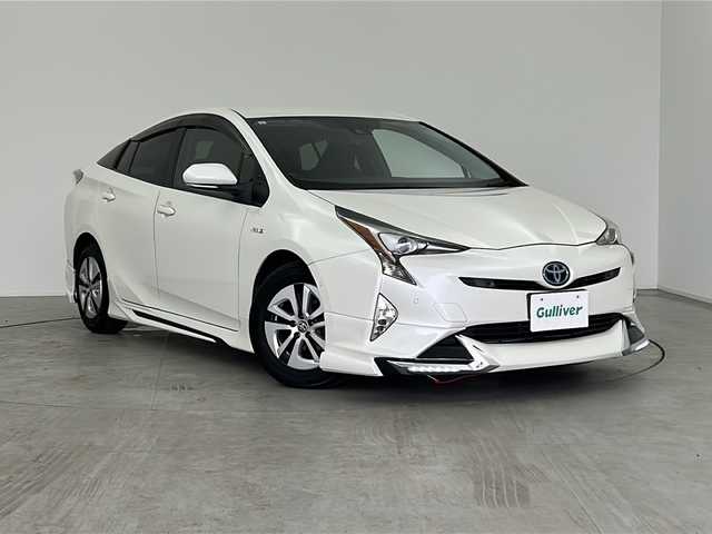 トヨタ プリウス A 三重県 2017(平29)年 2.4万km ホワイトパールクリスタルシャイン トヨタセーフティーセンス/プリクラッシュセーフティー/レーダークルーズコントロール/レーンディパーチャーアラート/ブラインドスポットモニター/インテリジェントクリアランスソナー/禁煙車/純正9インチSDナビ/Bluetooth/社外エアロパーツ（F.S.R）/フルセグTV/バックカメラ/ヘッドアップディスプレイ/ビルトインETC/プッシュスタート/スマートキー/ウィンカードアミラー/LEDヘッドライト/LEDフォグ/取扱説明書