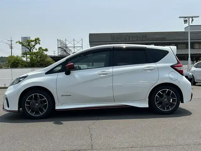 日産 ノート e－パワー ニスモ 岡山県 2018(平30)年 4.2万km ブリリアントホワイトパール 社外ナビ　/Ｂカメラ　/衝突軽減システム　/レーンキープアシスト　/ＯＰニスモベーシック　/横滑り防止　/Ｂｌｕｅｔｏｏｔｈ　/ＥＴＣ　/プッシュスタート　/ＬＥＤ　/純正ＡＷ　/オートライト　/ドラレコ　/コーナーセンサー