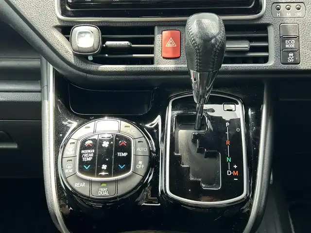 トヨタ ヴォクシー ZS 煌Ⅱ 愛媛県 2019(平31)年 4.9万km ホワイトパールクリスタルシャイン 純正ナビ/Ｂカメ/コーナーセンサー/ＬＥＤ/フォグランプ/フルセグＴＶ/クルコン/ＥＴＣ/オートマッチハイビーム/純正フロアマット/純正ＡＷ/ＵＳＢ/Bluetooth/アイドリングストップ