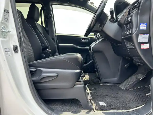 トヨタ ヴォクシー ZS 煌Ⅱ 愛媛県 2019(平31)年 4.9万km ホワイトパールクリスタルシャイン 純正ナビ/Ｂカメ/コーナーセンサー/ＬＥＤ/フォグランプ/フルセグＴＶ/クルコン/ＥＴＣ/オートマッチハイビーム/純正フロアマット/純正ＡＷ/ＵＳＢ/Bluetooth/アイドリングストップ