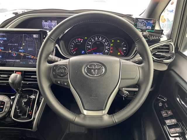 トヨタ ヴォクシー ZS 煌Ⅱ 愛知県 2019(平31)年 6.7万km ブラック SDナビ/・フルセグ/・Bluetooth/・DVD/・CD/TDRエアロ/フリップダウンモニター/ETC/バックカメラ/前後ドライブレコーダー/両側パワースライドドア/ABS/横滑り防止装置/前後コーナーセンサー/レーンキープアシスト/イモビライザー/衝突軽減ブレーキ/オートライト/オートハイビーム/LEDヘッドライト/シートカバー/純正アルミホイール