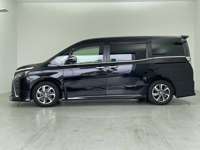 トヨタ ヴォクシー ZS 煌Ⅱ 愛知県 2019(平31)年 6.7万km ブラック SDナビ/・フルセグ/・Bluetooth/・DVD/・CD/TDRエアロ/フリップダウンモニター/ETC/バックカメラ/前後ドライブレコーダー/両側パワースライドドア/ABS/横滑り防止装置/前後コーナーセンサー/レーンキープアシスト/イモビライザー/衝突軽減ブレーキ/オートライト/オートハイビーム/LEDヘッドライト/シートカバー/純正アルミホイール