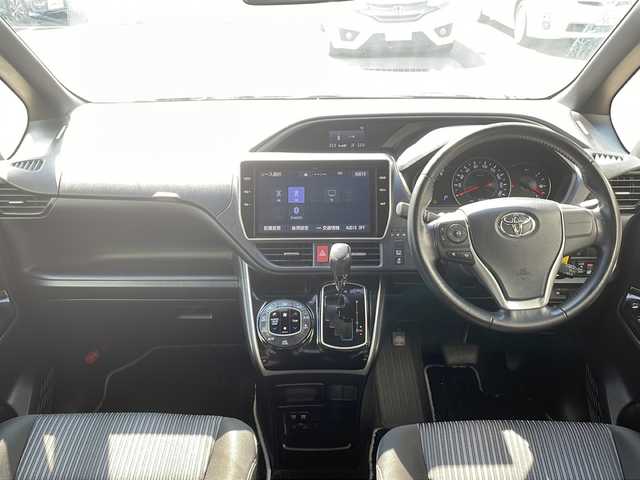 トヨタ ヴォクシー ZS 煌Ⅱ 京都府 2019(令1)年 6万km ブラック 純正１０インチナビ　Ｂｌｕｅｔｏｏｔｈオーディオ　ＤＶＤ再生　フルセグ　バックカメラ　後席フリップダウンモニター　クルーズコントロール　両側パワースライド　ＬＥＤヘッドライト　ドライブレコーダー