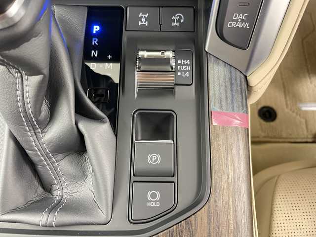トヨタ ランドクルーザー ZX 道央・札幌 2025(令7)年 0.1千km プレシャスホワイトパール ・4WD  /2025年改良モデル/寒冷地仕様/・純正12.3インチディスプレイオーディオ /・ ナビ/DTV/HDMI/BT/・電動ムーンルーフ/・リアシートエンターテイメントシステム/・JBLサウンドシステム/・ヘッドアップディスプレイ/・モデリスタエアロ/・パノラミックビューモニター/・ベージュレザーシート/・前席2列目シートヒーター/エアシート/・前席パワーシート(D席3メモリー付)/・電動格納サードシート/・パワーバックドア/・ルーフレール/・Toyota Safety Sense/・アダプティブハイビームシステム/・オートマチックハイビーム/・プリクラッシュセーフティ/・レーントレーシングアシスト/・レーンデパーチャーアラート/・発信遅れ告知機能/ロードサインアシスト/・レーダークルーズコントロール/・ブラインドスポットモニター/・クリアランスソナー/・パーキングサポートブレーキ/・純正20インチAW/・純正LEDヘッドライト/・ターンランプ付電動格納ドアミラー/・純正フロアマット/・取扱説明書/マルチメディア取扱説明書/・新車時保証書有
