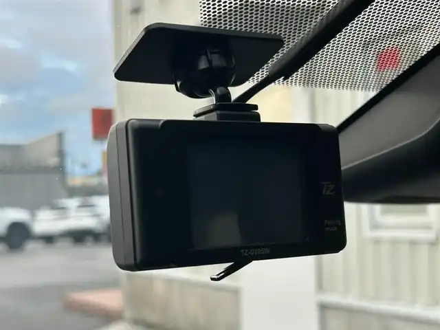トヨタ ヤリス G 滋賀県 2021(令3)年 0.8万km ホワイトパールクリスタルシャイン 純正ディスプレイナビ/(AM/FM/BT/USB)/パノラマモニター/コーナーセンサー/レーントレーシングアシスト/オートマチックハイビーム/オートライト/TZ前後ドライブレコーダー(TZ-D205W)/ステアリングスイッチ/横滑り防止装置/プッシュスタート/純正フロアマット/電格ウインカーミラー/スマートキー/スペアキー
