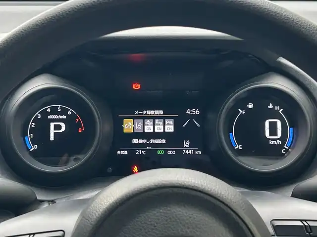トヨタ ヤリス G 滋賀県 2021(令3)年 0.8万km ホワイトパールクリスタルシャイン 純正ディスプレイナビ/(AM/FM/BT/USB)/パノラマモニター/コーナーセンサー/レーントレーシングアシスト/オートマチックハイビーム/オートライト/TZ前後ドライブレコーダー(TZ-D205W)/ステアリングスイッチ/横滑り防止装置/プッシュスタート/純正フロアマット/電格ウインカーミラー/スマートキー/スペアキー
