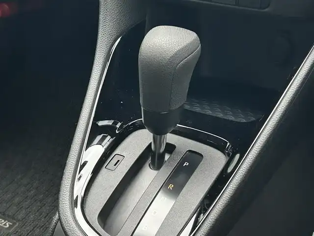 トヨタ ヤリス G 滋賀県 2021(令3)年 0.8万km ホワイトパールクリスタルシャイン 純正ディスプレイナビ/(AM/FM/BT/USB)/パノラマモニター/コーナーセンサー/レーントレーシングアシスト/オートマチックハイビーム/オートライト/TZ前後ドライブレコーダー(TZ-D205W)/ステアリングスイッチ/横滑り防止装置/プッシュスタート/純正フロアマット/電格ウインカーミラー/スマートキー/スペアキー