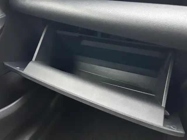 トヨタ ヤリス G 滋賀県 2021(令3)年 0.8万km ホワイトパールクリスタルシャイン 純正ディスプレイナビ/(AM/FM/BT/USB)/パノラマモニター/コーナーセンサー/レーントレーシングアシスト/オートマチックハイビーム/オートライト/TZ前後ドライブレコーダー(TZ-D205W)/ステアリングスイッチ/横滑り防止装置/プッシュスタート/純正フロアマット/電格ウインカーミラー/スマートキー/スペアキー
