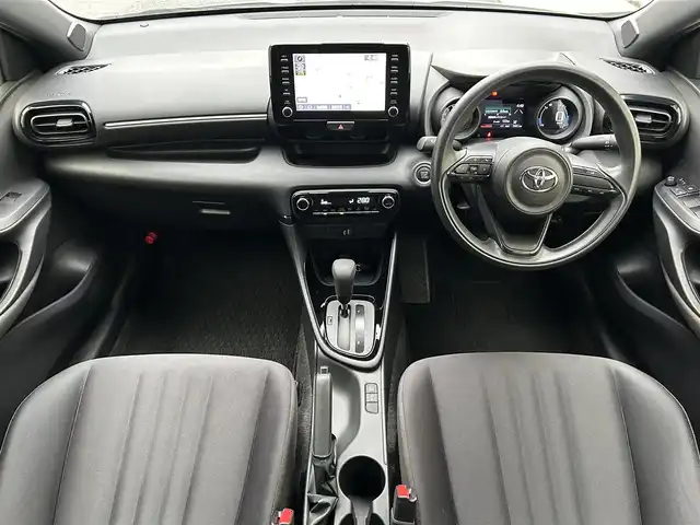 トヨタ ヤリス G 滋賀県 2021(令3)年 0.8万km ホワイトパールクリスタルシャイン 純正ディスプレイナビ/(AM/FM/BT/USB)/パノラマモニター/コーナーセンサー/レーントレーシングアシスト/オートマチックハイビーム/オートライト/TZ前後ドライブレコーダー(TZ-D205W)/ステアリングスイッチ/横滑り防止装置/プッシュスタート/純正フロアマット/電格ウインカーミラー/スマートキー/スペアキー