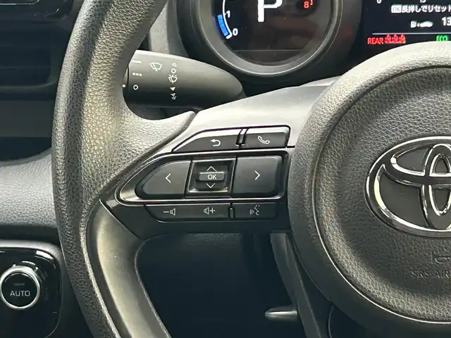 トヨタ ヤリス G 滋賀県 2021(令3)年 0.8万km ホワイトパールクリスタルシャイン 純正ディスプレイナビ/(AM/FM/BT/USB)/パノラマモニター/コーナーセンサー/レーントレーシングアシスト/オートマチックハイビーム/オートライト/TZ前後ドライブレコーダー(TZ-D205W)/ステアリングスイッチ/横滑り防止装置/プッシュスタート/純正フロアマット/電格ウインカーミラー/スマートキー/スペアキー