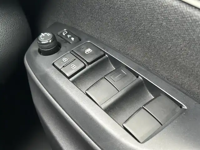 トヨタ ヤリス G 滋賀県 2021(令3)年 0.8万km ホワイトパールクリスタルシャイン 純正ディスプレイナビ/(AM/FM/BT/USB)/パノラマモニター/コーナーセンサー/レーントレーシングアシスト/オートマチックハイビーム/オートライト/TZ前後ドライブレコーダー(TZ-D205W)/ステアリングスイッチ/横滑り防止装置/プッシュスタート/純正フロアマット/電格ウインカーミラー/スマートキー/スペアキー